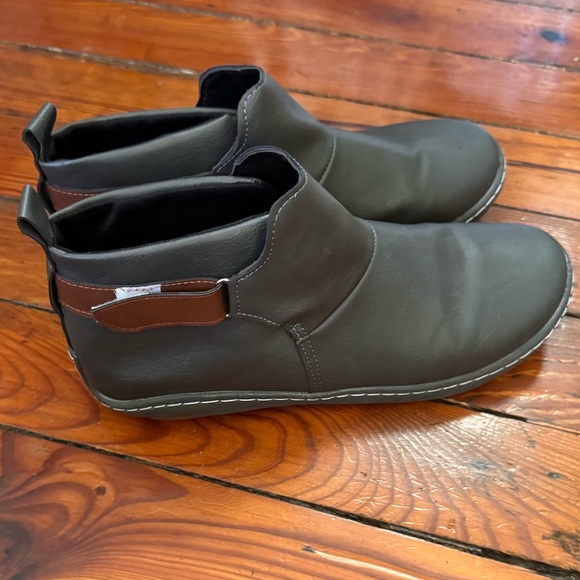 Shoes - Unbranded Gray Ankle Boots Hook & loop  Size 6  Women's Booties  Comfort  Flats